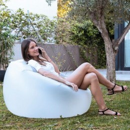 Este original e versátil sofá insuflável com luz multicolor e controlo remoto adapta-se a qualquer ambiente, combinando elegância e utilidade