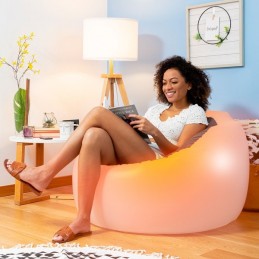 Este original e versátil sofá insuflável com luz multicolor e controlo remoto adapta-se a qualquer ambiente, combinando elegância e utilidade