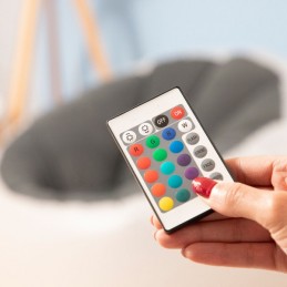 Este original e versátil sofá insuflável com luz multicolor e controlo remoto adapta-se a qualquer ambiente, combinando elegância e utilidade
